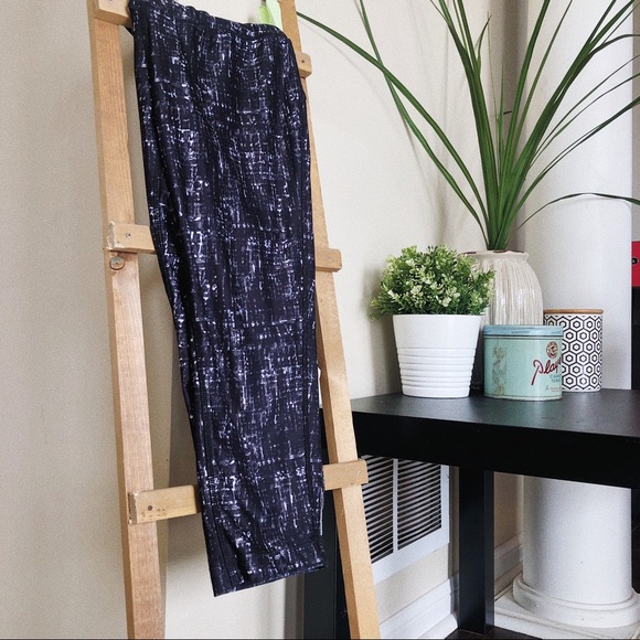 Patterned Athletic 3/4 Leggings - Picture 10 of 10